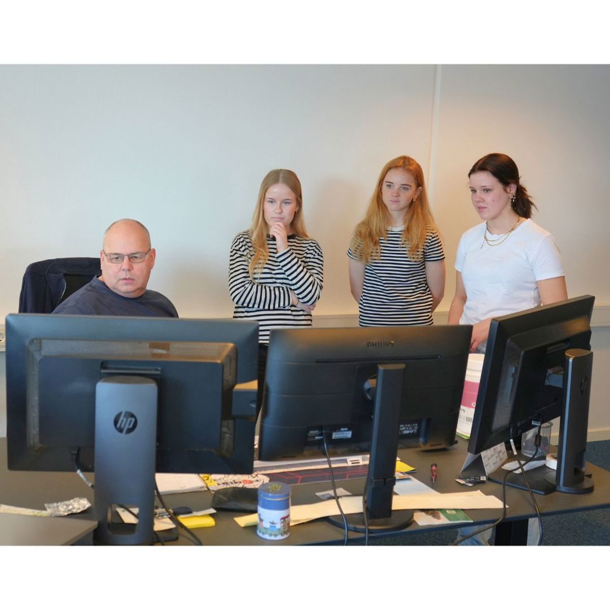 9.Klasse Piger Kigger På Computer