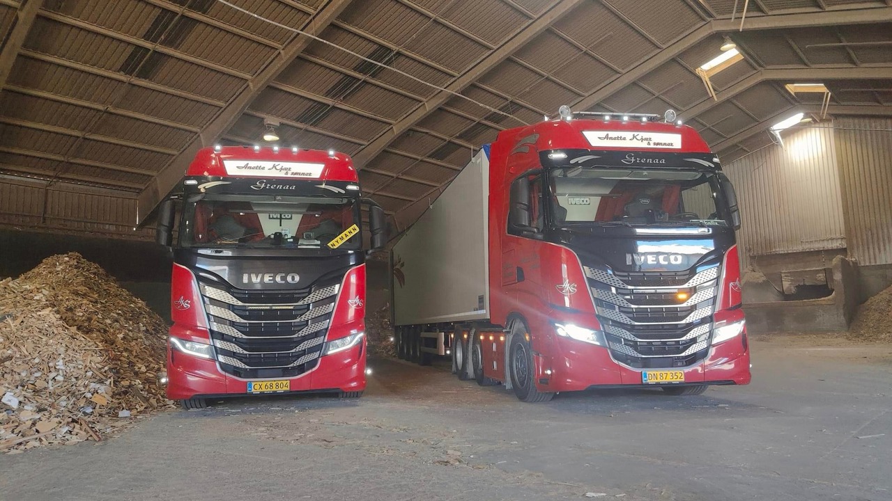 AKS Transport 2 lastbiler til Walking Floor