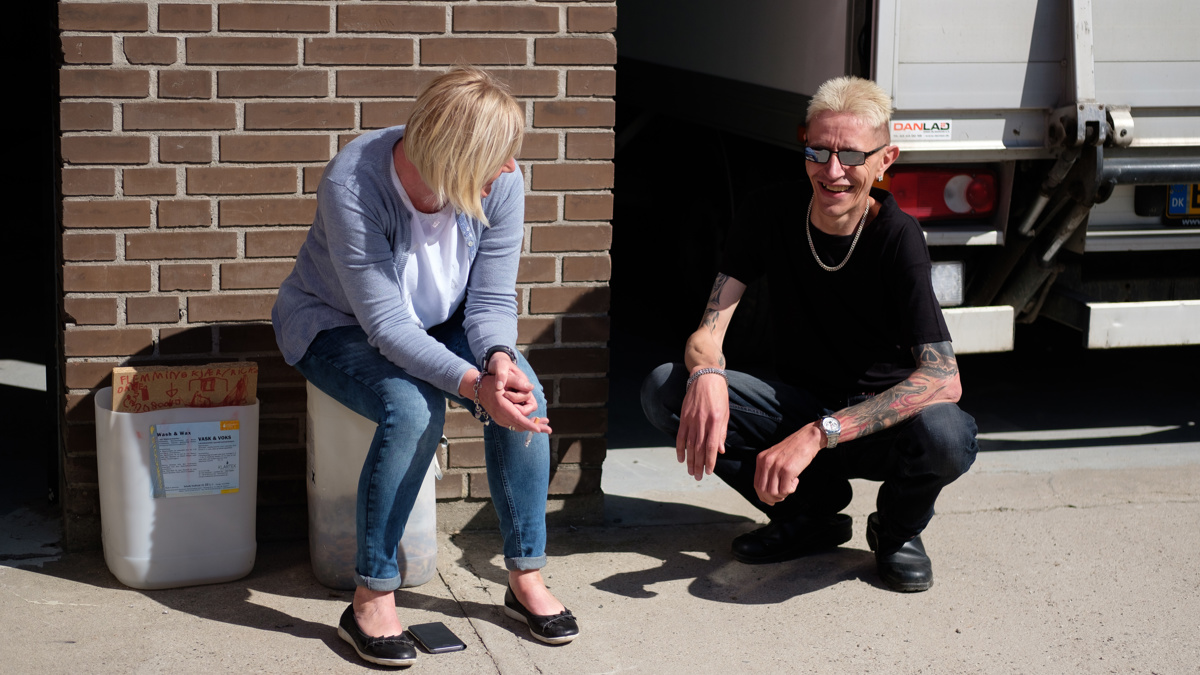 Anette Kjær og medarbejder får en snak