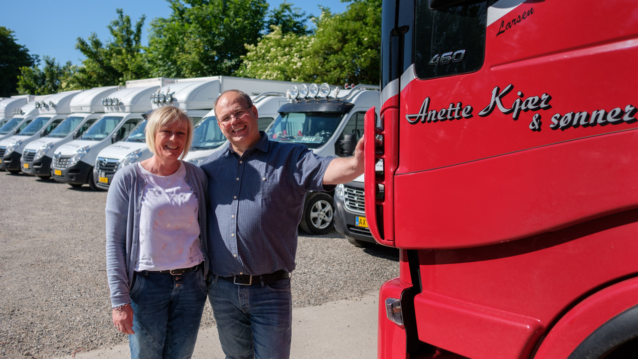 Anette og Flemming Kjær foran Anette Kjær & Sønner og Flemming Kjær Transport lastbiler