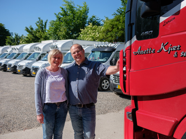 Anette og Flemming Kjær foran Anette Kjær & Sønner og Flemming Kjær Transport lastbiler